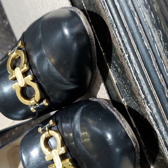 SALVATORE FERRAGAMO BLACK HEELS GOLD GANCINI HORSE BIT LEATHER OLD MONEY - Picture 4 of 12